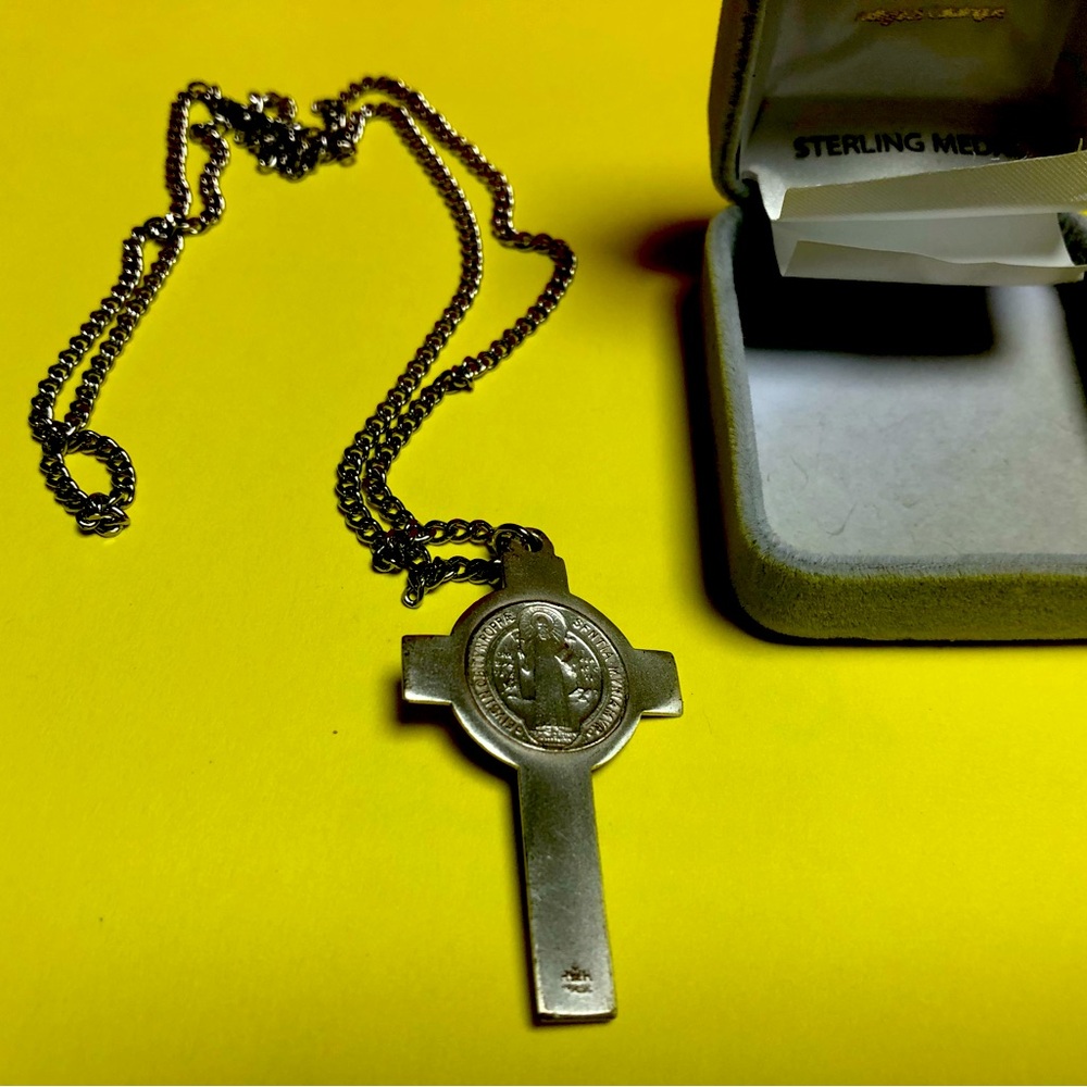 Religious necklast 25" sterling silver